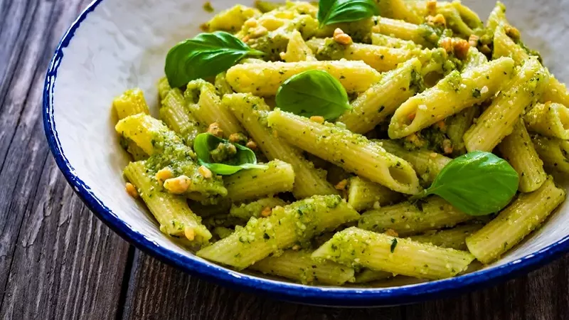 Pâtes Complètes au Poulet et Pesto